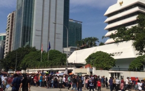 Antre Urus Paspor Sampai Malam, 1 WNI Meninggal Dunia di Trotoar KBRI Kuala Lumpur