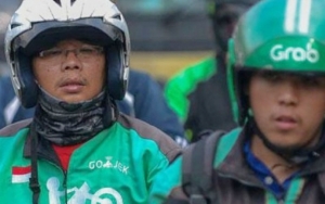 Buat Tersentuh, Pengemudi Ojol Ini Rela Papah Penumpang Tunanetra Hingga Tempat Tujuan