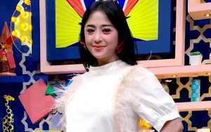 Dewi Persik 'Adem' Berhijab Saling Tatap Dengan Suami, Kecantikan Kian Terpancar Bak ABG Disorot