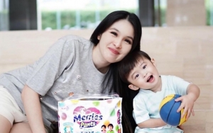 Raphael 'Koko Tampan' Mandikan Bayi Saat Sandra Dewi Pacaran, Gaya Pakai Batik Bikin Maia Gemes