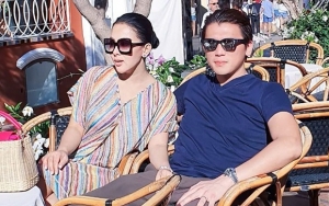 Syahrini Elus Perut 'Suarakan' Kehamilan, Aksi Bahaya Goyang Kursi Depan Ibu Ini Disorot