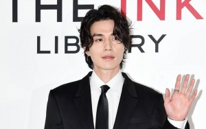 Lee Dong Wook Pamer Poster Program Solo, Pose Pegang Bibir Jadi Bahan Gosip