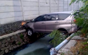 Viral Kecelakaan Hingga Mobil Nyangkut di Parit, Begini Kronologinya