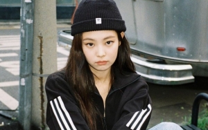 Jennie BLACKPINK Jadi Perhatian Usung Gaya Serba Hitam Saat Tiba di Korea