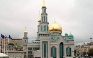 Viral Video Masuk Masjid Gunakan Sepatu di Moskow, Tuai Kecaman Netizen