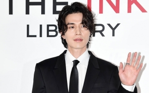 Foto-Foto Ganteng Lee Dong Wook di Bandara Justru Bikin Ketakutan