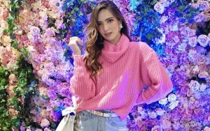 Akhirnya Bisa Buka Salak, Nia Ramadhani Dapat Piala Penghargaan