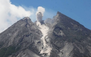 Gunung Merapi Semburkan Awan Panas, Hujan Abu Guyur Sejumlah Desa Ini