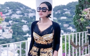 Syahrini Pakai Kebaya Singset Saat Kondangan Bareng Suami dan Mertua Perkuat Isu Tak Hamil
