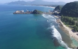 Baru 2.000 Ton Dibersihkan, Tumpahan Batubara Masih Cemari Pantai Lhoknga Aceh