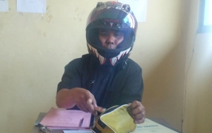 Viral Guru SMP Di Klaten Pakai Helm Saat Mengajar Di Kelas, Ternyata Ini Faktanya