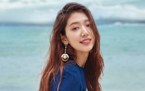 Gaya Santuy Park Shin Hye Curi Perhatian, Netizen Soroti Wajah Tanpa Make Up