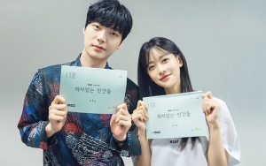 Ahn Jae Hyun - Oh Yeon Seo Tampil Imut dan Mesra di Poster 'Love with Flaws', Staf Puji Chemistry