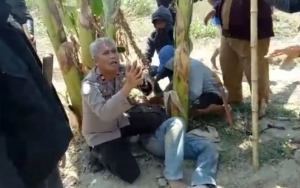 Viral Video Kapolsek Bersimpuh di Hadapan Massa yang Mengamuk, Ini Penjelasannya