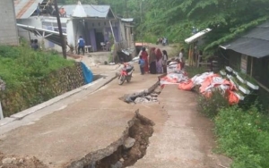 Fenomena Tanah Bergerak Kian Meluas, Belasan Rumah di Sukabumi Rusak