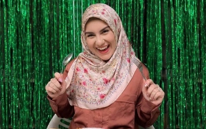  Kecantikan Irish Bella Di Foto Hitam Putih Bak Bidadari Tanpa Sayap Bikin Hati Berdebar