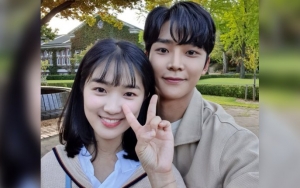 Kim Hye Yoon Bikin Ngakak Saat Kenakan Seragam Rowoon di Lokasi Syuting 'Extraordinary You'
