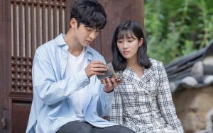 Momen Kocak Kim Hye Yoon Bongkar Tas Rowoon Di Backstage 'Extraordinary You' Ini Bikin Gemas