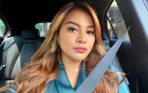 Aurel Hermansyah Sukses Bikin Pangling Saat Jadi Duyung Berambut Merah Nongkrong di Sungai