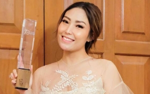 Jarang Dibahas, Kemiripan Ayu Dewi dengan Model Cantik Ini Sukses Kejutkan Netter
