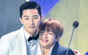 Park Seo Joon dan V BTS Lagi-Lagi Kepergok Jalan Bareng di Tempat Umum