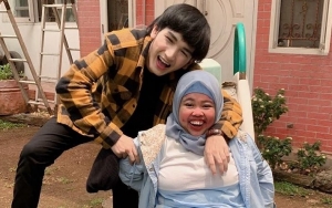 'Diperingatkan' Ramalan Nyai Kidul, Rahmawati Kekeyi Tidur Mesra Di Bahu Kekasih