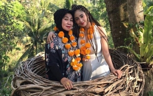 Dewi Persik Terharu Usai Mamanya Cerita Mimpi Sang Anak Dipeluk Mendiang Ayah