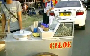 Bak Ahli Sirkus, Atraksi Penjual Cilok 'S3 Marketing' Ini Sukses Curi Perhatian