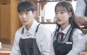 Kim Young Dae Bikin Baper Usai Tatap Mesra Naeun April di Lokasi Syuting 'Extraordinary You'