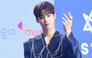 Cha Eunwoo Ganteng Cetar Pakai Tindik Telinga, Netizen Bucin Parah