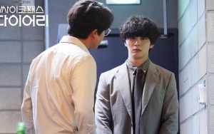 Foto Yoon Shi Yoon Saat Ditangkap Polisi dan Diborgol di 'Psychopath Diary' Sukses Bikin Syok