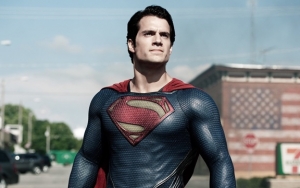 Henry Cavill Pastikan Dirinya Masih Perankan Superman