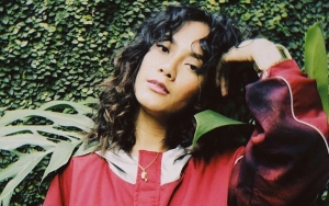 Tara Basro Sukses Bikin Heran Saat Foto Bareng Sayur-Mayur dan Karung Goni Masih Kelihatan Cakep