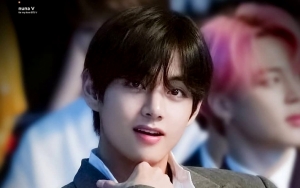 V BTS Senyam-Senyum Berangkat ke Jepang, Bahagia Diantar Sosok Tersayang?