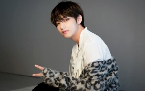 Perdana Pakai Model Rambut Perm, V BTS Bikin Meleleh