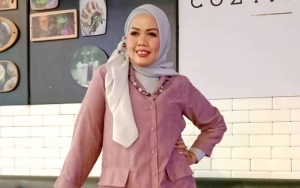 Ely Sugigi Sadar Kamera Saat Kepergok Asyik Ngobrol Dengan Pria Tampan, Settingan Lagi?