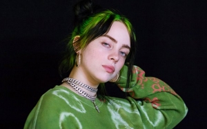 Billie Eilish Bawa Permen Lolipop Saat Terima Piala di American Music Awards 2019