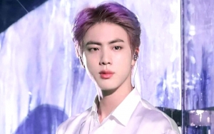 Jin BTS Basah-Basahan Karena Hujan, Bikin Netizen Menggila Saking Seksinya
