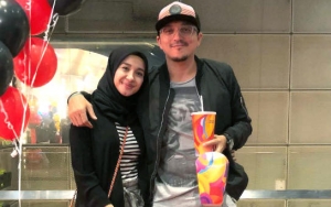 Laudya Cynthia Bella Diduga Hamil, Aksi Duduk Cantik Pamer Perut 'Buncit' di Pantai Curi Perhatian