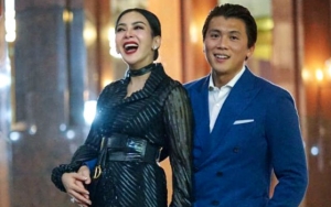 Reino Sumringah Gandeng Syahrini, Baju Mirip Kipas Sate Jiplak Luna Maya?