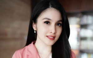 Sandra Dewi Tenteng Tas Dior, Netizen Salfok Garasi Mobil Mewah