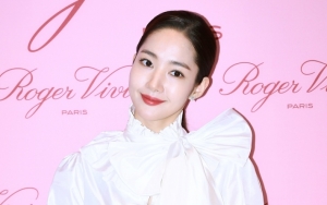 Park Min Young Bikin Gemas Usung Gaya Unik Saat Pulang dari Vietnam