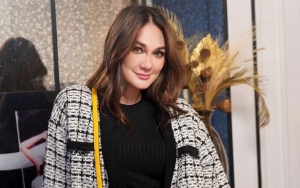 Luna Maya Jalan Cantik Pakai Jubah Menjuntai ke Lantai, Tukang Sapu Malah Bikin Salfok