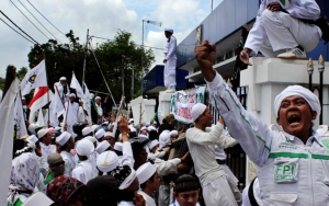 Massa FPI Demo di Kemenko Polhukam, Minta Habib Rizieq Dipulangkan 