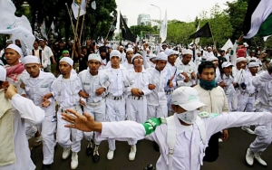 Perpanjangan Izin Masih Bermasalah, Warganet Adu Tagar #RakyatTolakKerasFPI VS #RakyatBersamaFPI