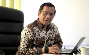 Kunker ke Papua, Mahfud MD Sambangi Jembatan Holtekamp Tengah Malam