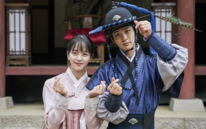 Kim So Hyun Sesalkan Adegan Ciuman Saat Jang Dong Yoon Telanjang Dada di 'The Tale of Nokdu'