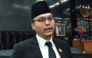Demo Di Depan DPRD DKI, Warga Anugerahi William PSI Sisir Jumbo