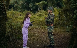 Hyun Bin dan Son Ye Jin Dipuji Serasi Saat Berdampingan di Foto Adegan 'Crash Landing on You'