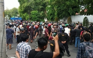 Bentrok Antara Ormas Islam dan Banser Pecah di Depan Kantor PCNU Solo